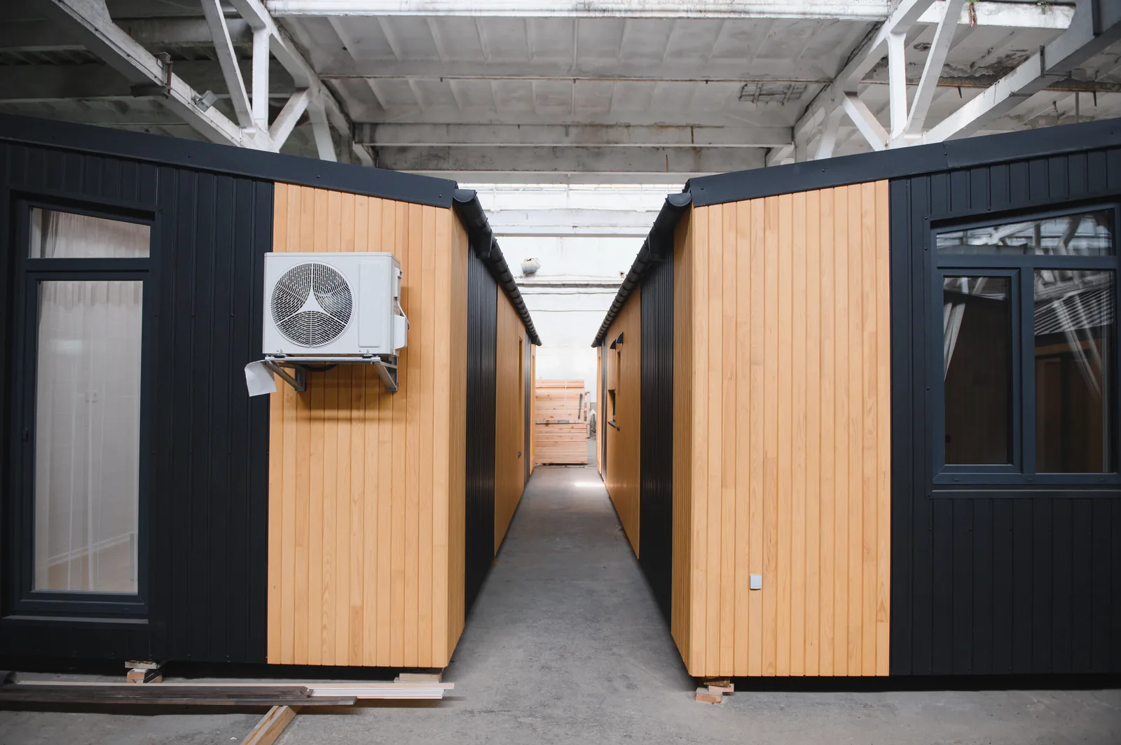 2 mantelzorgwoningen tijdens de bouw in fabriek