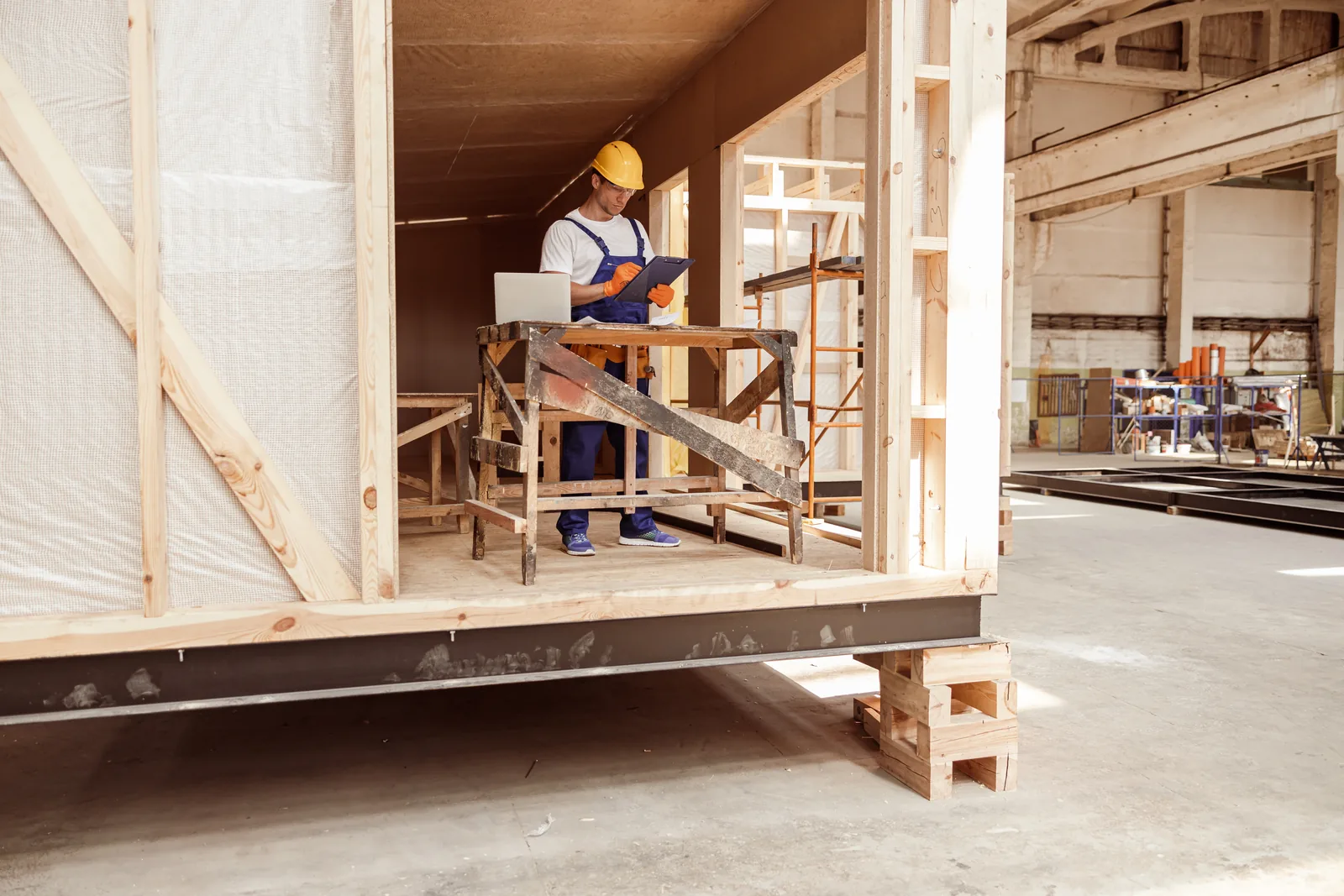 Mantelzorgwoning tijdens bouw in de fabriek met bouwer