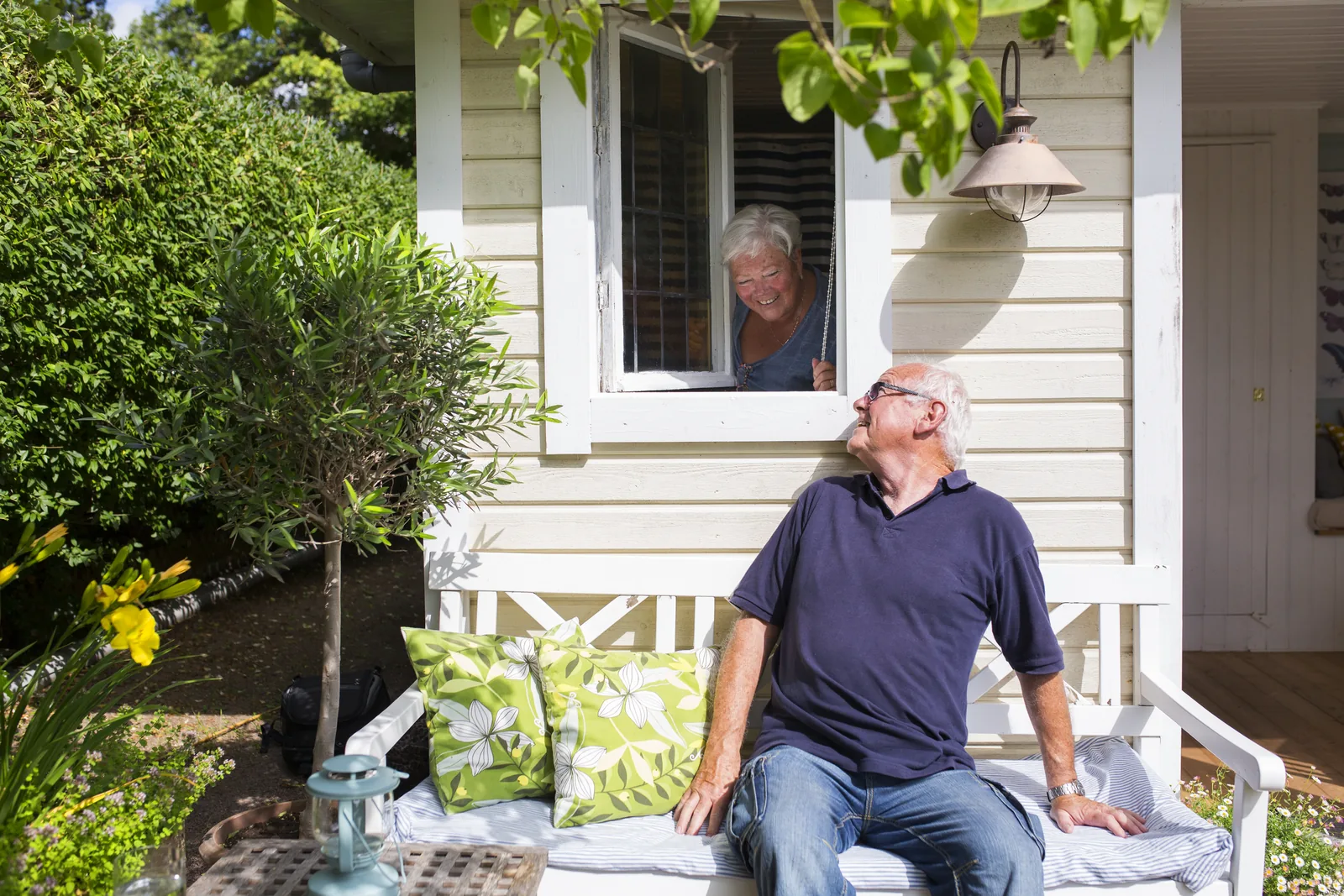Ouder stel bij mantelzorgwoning