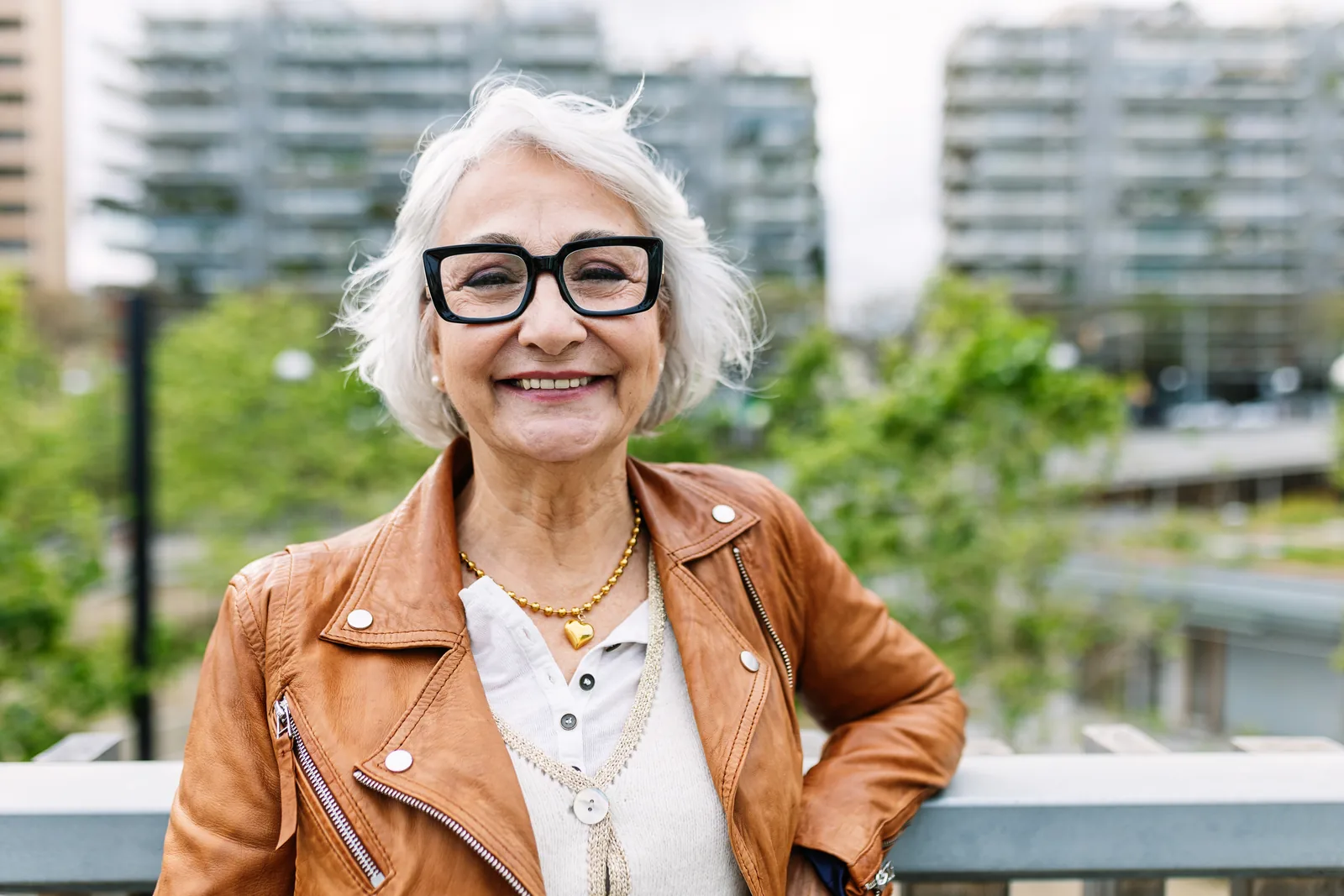 Portret van een lachende oudere vrouw