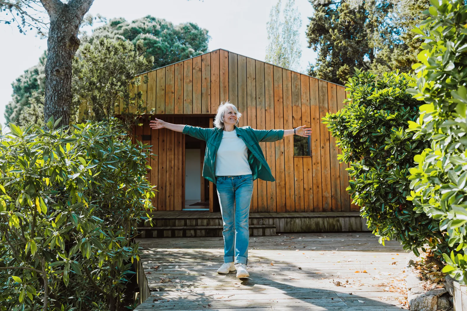 Vrouw op het terras van een houten woning