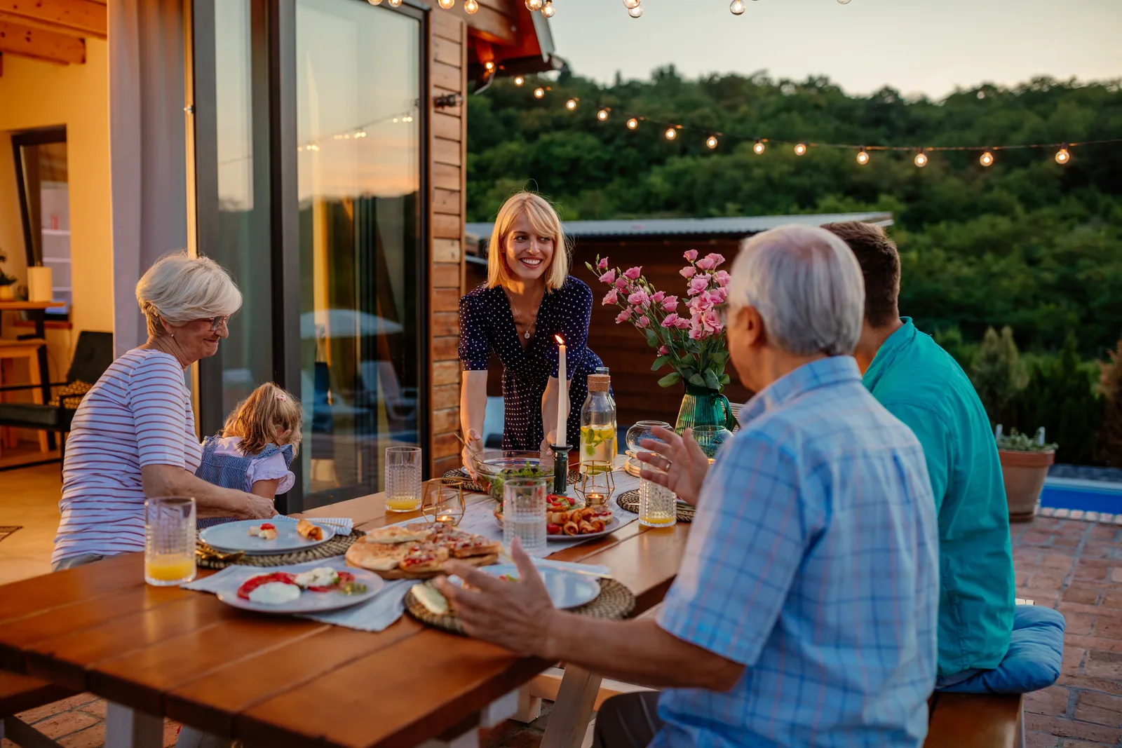 Familie viert samen een maaltijd in de tuin