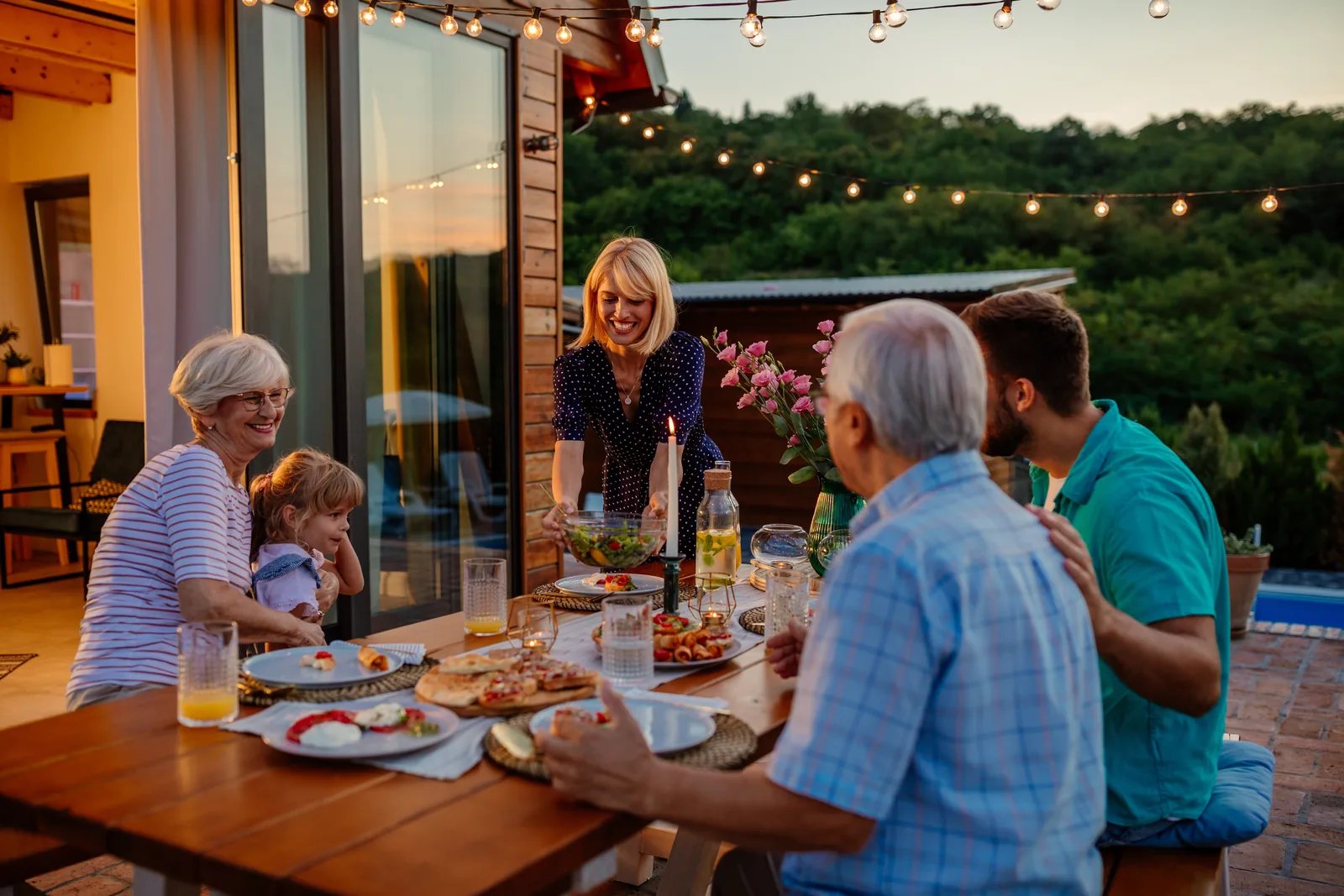 Familie eet samen buiten op een warme avond