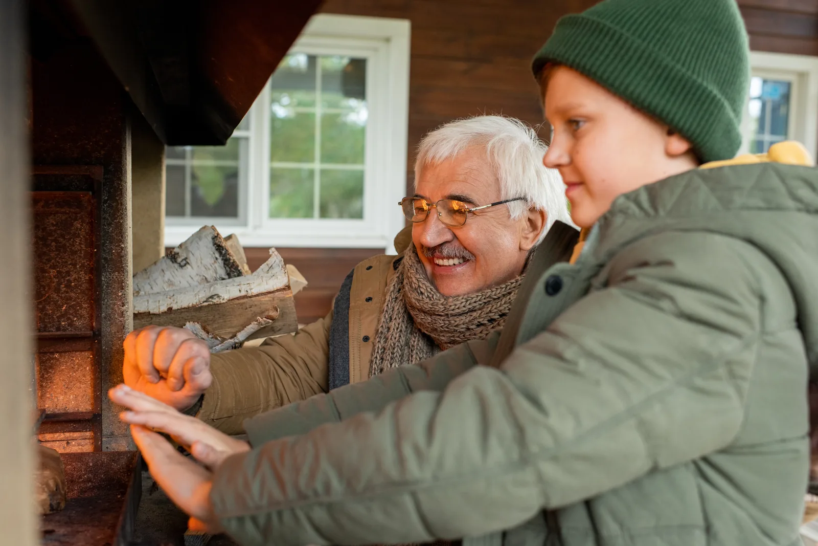 Opa en kleinkind bij de open haard