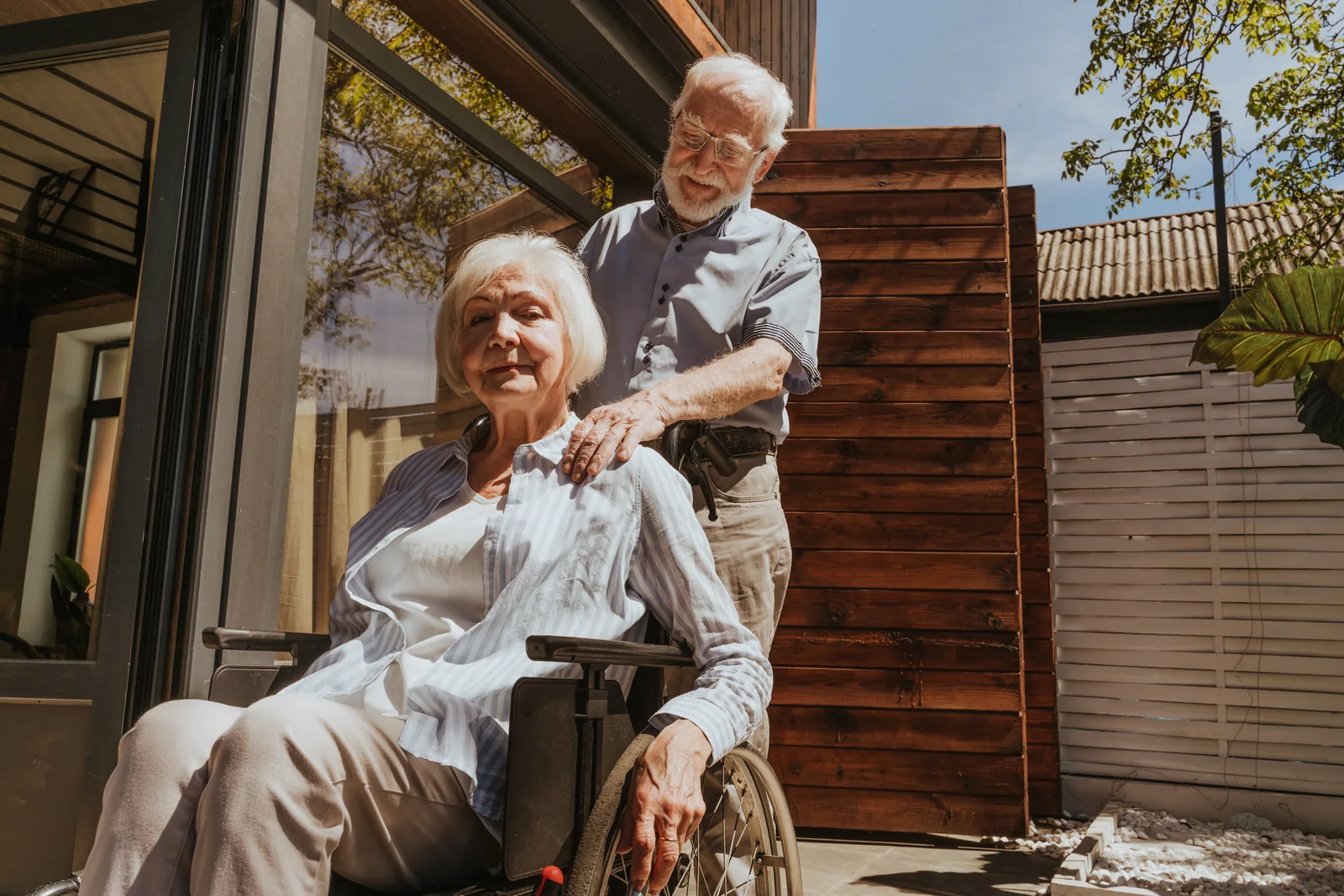 Ouder echtpaar ontspant samen op het terras
